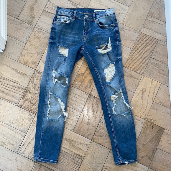 ZARA Med. Rise, Relaxed Fit Ripped Jeans. 2 - Picture 1 of 7